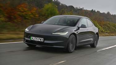 Tesla Model 3 — вид спереди в движении